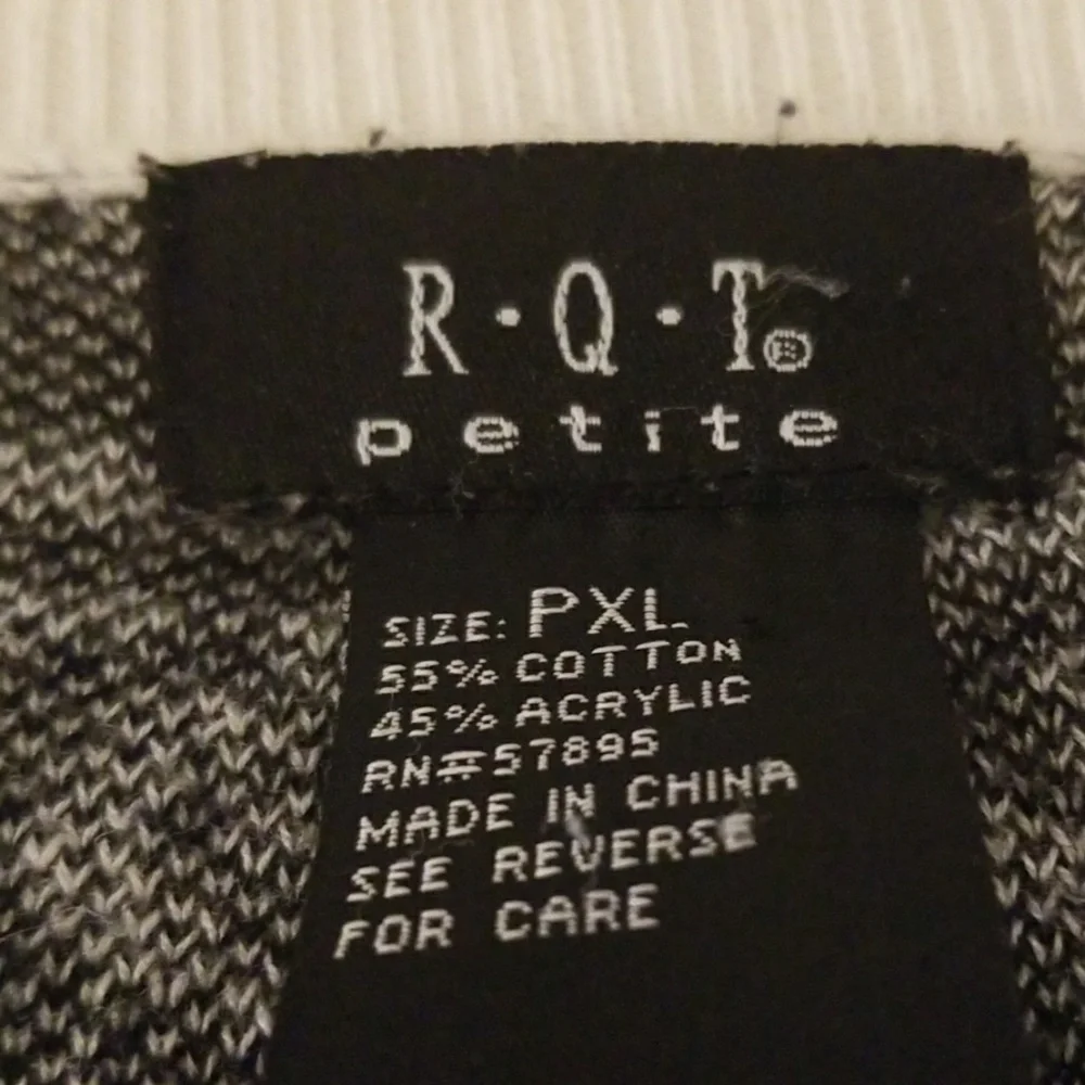R Q T Petite black/white‎ sweater PXL